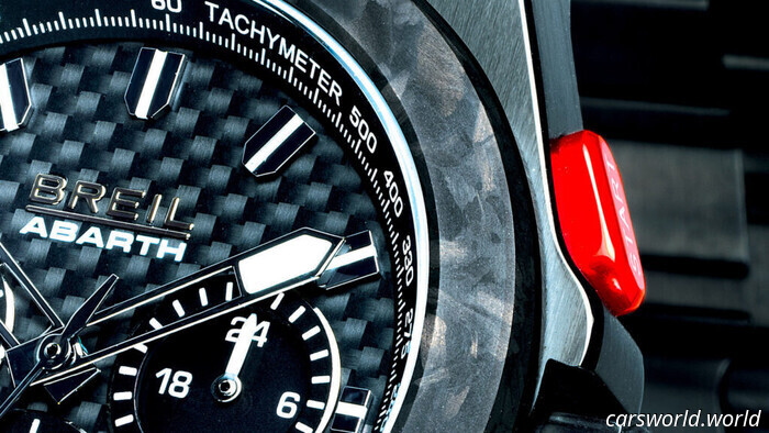 Perdió 66 libras para batir un récord y ahora Abarth lo conmemora con un reloj deportivo | Carscoops